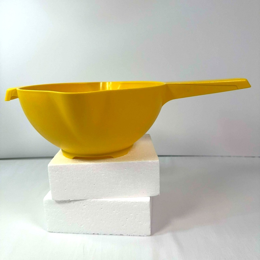 Vintage Tupperware 1523-8 Yellow 2 Qt Colander Strainer Handle Spout